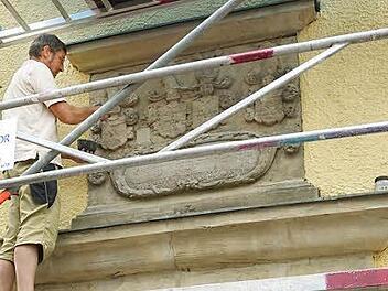 Steinrestaurator und Meister im Steinmetz- und Steinbildhauerhandwerk, Wilhelm Keim restauriert den Wappenstein. Foto: K.-H. Hofmann