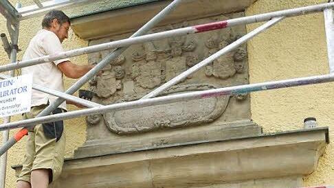 Steinrestaurator und Meister im Steinmetz- und Steinbildhauerhandwerk, Wilhelm Keim restauriert den Wappenstein. Foto: K.-H. Hofmann