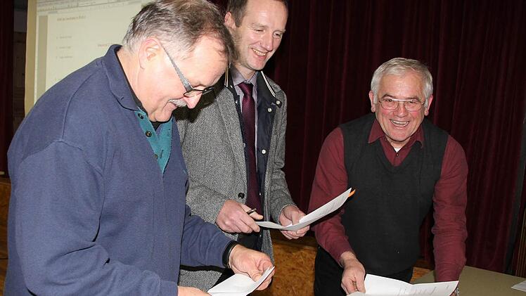 Beim Auszählen: Heinz Stretz, Michael Ziegler und Bernhard Hümmer (von links).