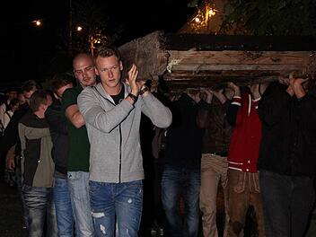 Rund 20 starke Limmersdorfer trugen am Dienstagabend die "Lizza", die Treppe zur traditionsreichen Tanzlinde, in ihren Schuppen. Dort wartet sie nun bis zur nächsten Kerwa. Fotos: Katharina Müller-Sanke