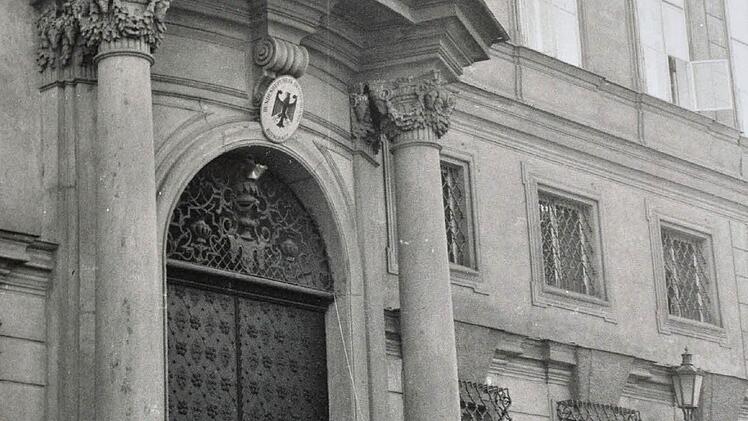 Vor dem großen schwarzen Eingangstor der Deutschen Botschaft in Prag drängten sich vor 25 Jahren die DDR-Flüchtlinge. Mit dabei waren die heute in Höchstadt lebenden Manuela und Christoph Koch. Foto: Annemagret John (dpa-Archiv)