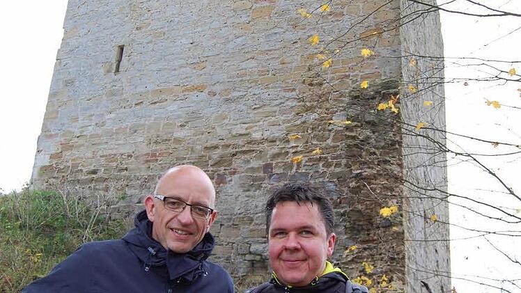 Oliver Schmidt (links) und Thomas Apfel auf dem "Gipfel" des Straufhains