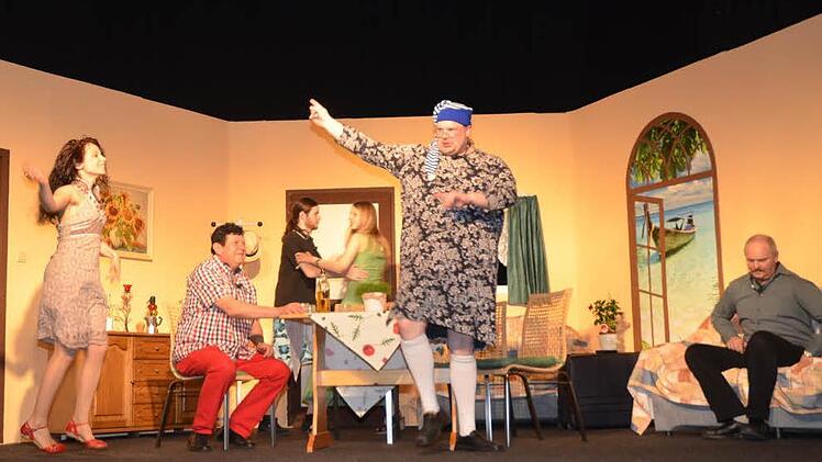 "Rambazamba am Lido Makkaroni" feierte in Tettau Prämiere. Foto: Karl-Heinz Hofmann