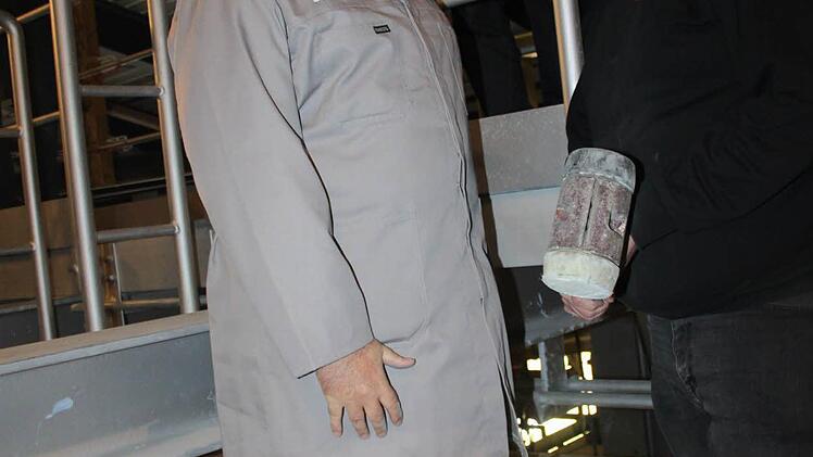 Der Geschäftsführer von Gerresheimer Tettau, Bernd Hörauf (links) und Projektleiter Maik Rosemann beim Einschlagen des Schlusssteines beim Wannenbau  Foto: Veronika Schadeck