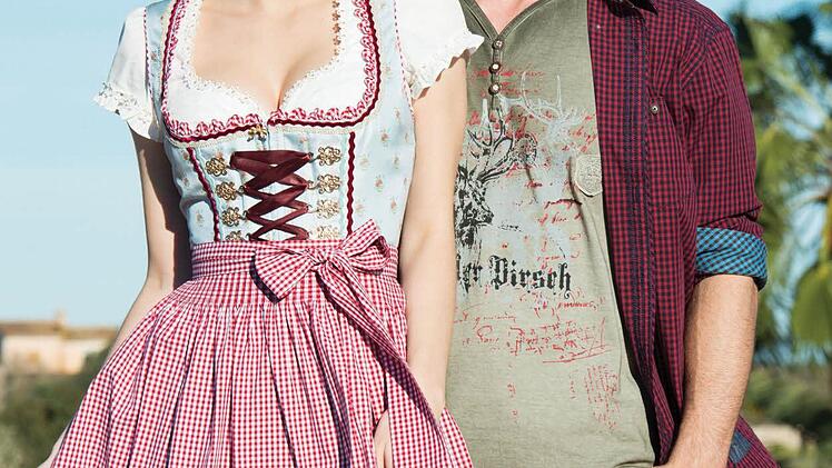 Das schicke Dirndl fällt durch die zahlreichen Borten und Bänder der Schürze auf.  Foto: Krüger Dirndl