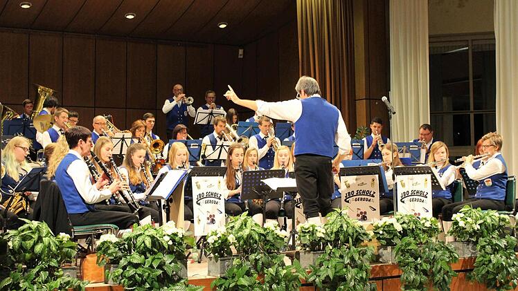Der Dirigent Joachim Scholz und seine Musiker harmonierten zusammen und nahmen das Publikum mit durch einen buntgemischten Abend aus Pop, Rock, Operette, Marschmusik, Polka und bayerischen Bläserklängen. Foto: Julia Raab