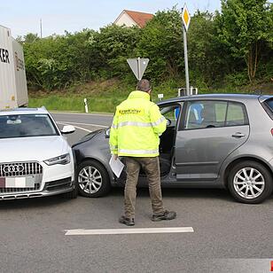 Kreis Coburg: Drei Verletzte und 30.000 Euro Sachschaden nach Vorfahrtsverletzung