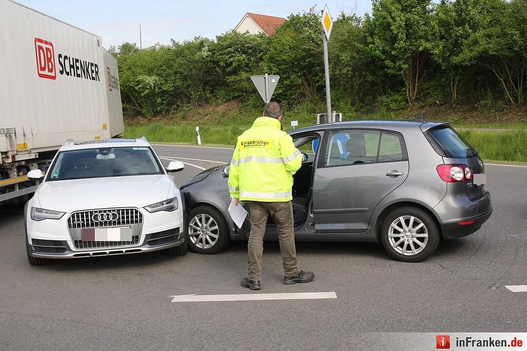 Kreis Coburg: Drei Verletzte und 30.000 Euro Sachschaden nach Vorfahrtsverletzung