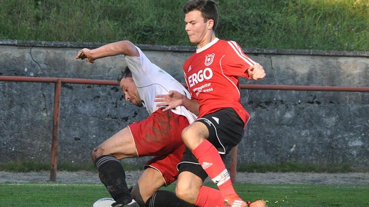 Da ist der Rasen aufgewühlt: Der Weilersbacher David Schlenz (l.) hat den Ball anscheinend sicher, verliert ihn aber doch noch gegen Niclas Schmitt. Am Ende setzt sich "Lada" mit 2:1 durch. Leo Hühnlein