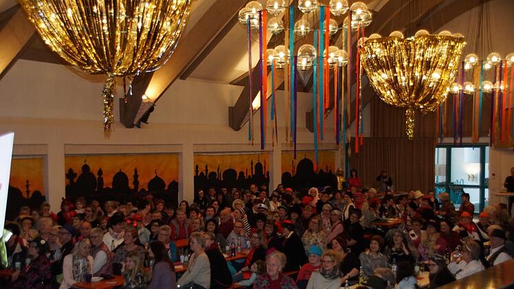 Voll besetzt war die Eltmanner Stadthalle zum Weiberfasching am späten Donnerstagnachmittag.