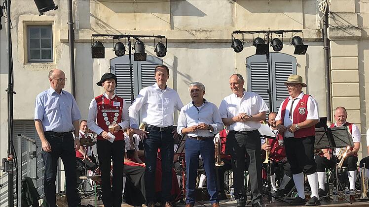 Gelebte Völkerverständigung: Landrat Wilhelm Schneider (links) mit Bierprinz Sebastian Gocker, Bürgermeister Michael Ziegler, Partnerschaftsbeauftragten Joachim Friedsam, Bürgermeister  Jean-Michel Catelinois und Michael Bräutigam, Dirigent der Fidelen Weisbrunner Musikanten, bekräftigten bei dem Konzert auf dem Rathausplatz in Saint Paul Trois Châteaux, die seit über 40 Jahren bestehende Städtepartnerschaft weiter auszubauen.Moni Göhr/Landratsamt Haßberge