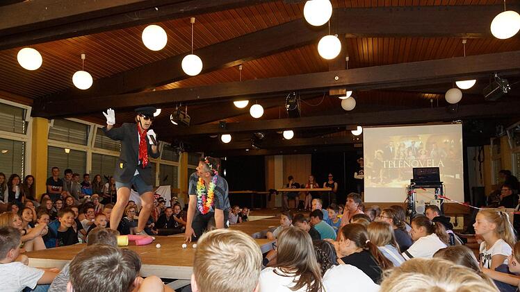 Auf der Bühne müssen Lehrer eine Szene improvisieren.Foto: Arkadius Guzy