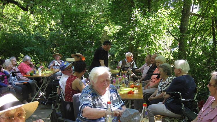 Schnelle füllten sich die Plätze im Novizengarten. Das Fest kam bei den Senioren sehr gut an. Sabine Scheuble