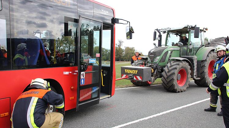 Schwerer Unfall am Freitagvormittag (14. September 2018) zwischen Mitwitz und Kaltenbrunn. Ein Milchlaster war in einen Linienbus gekracht. Foto: Andreas Schmitt