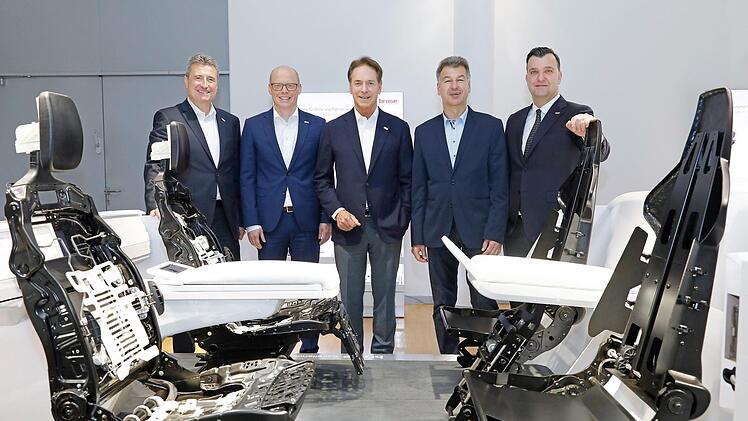 Nach der Pressekonferenz (von links): Kurt Sauernheimer, Vorsitzender der Geschäftsführung, Jan Brauer, Werkleiter Coburg, Michael Stoschek, Vorsitzender der Gesellschafterversammlung, Stefan Kübrich, stellvertretender Vorsitzender des Betriebsrats Coburg und Sandro Scharlibbe, Geschäftsführer Sitz. Foto: Brose Fahrzeugteile