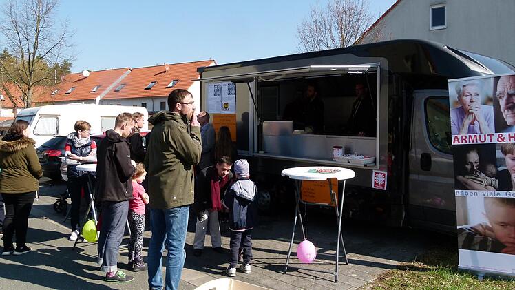 Der Food Truck bot den Anwohnern eine Kulisse und eine Mahlzeit. Foto: Marion Krüger-Hundrup