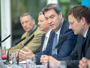 Ministerpräsident Söder und Verkehrsminister Reichhart hatten zu einem Spitzentreffen von Staatsregierung, Kommunen und kommunalen Spitzenverbänden zur Zukunft des öffentlichen Personennahverkehrs eingeladen. Foto: Lino Mirgeler/dpa