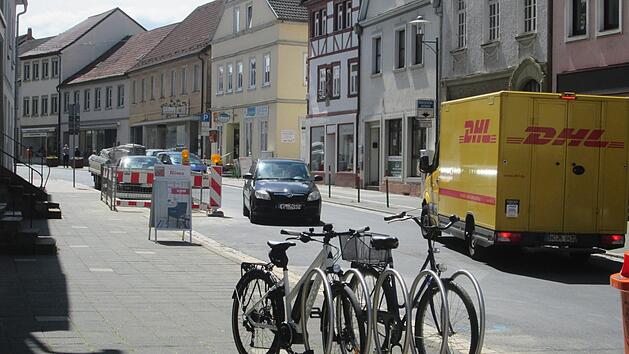 Die Umgestaltung der Bahnhofsstra&szlig;e k&ouml;nnte, in Bauphasen geteilt, noch im Herbst beginnen, wie B&uuml;rgermeister Armin Warmuth wissen lie&szlig;.  Foto: Winfried Ehling