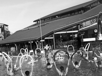 Wassergymnastik im damals neuen Ausschwimmbecken des Atlantis  Foto: FT-Archiv
