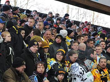 Eng gedrängt stehen die Fans der Bayreuth Tigers in der Kurve, doch es droht bald Leere im Eisstadion. Mit einem Zuschauerschnitt von 1770 fallen die Partien der Tigers unter das neue Veranstaltungsverbot der Bayerischen Staatsregierung. Foto: Peter Mularczyk