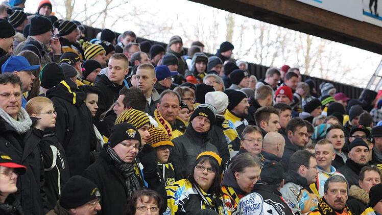 Eng gedrängt stehen die Fans der Bayreuth Tigers in der Kurve, doch es droht bald Leere im Eisstadion. Mit einem Zuschauerschnitt von 1770 fallen die Partien der Tigers unter das neue Veranstaltungsverbot der Bayerischen Staatsregierung. Foto: Peter Mularczyk