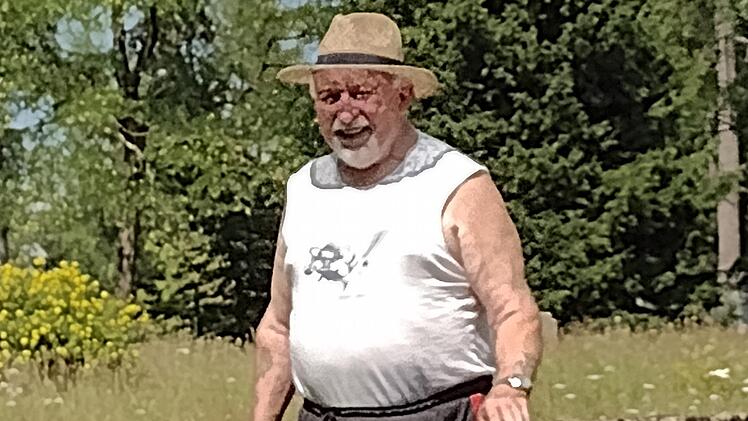 Adolf Kreuzpaintner begutachtet die Arbeiten. Foto: Thomas Helfrich