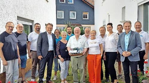 Bernd Steger engagiert sich seit Jahrzehnten ehrenamtlich. Zu seinem 75. Geburtstag konnte der gesellige K&uuml;pser viele H&auml;nde sch&uuml;tteln. Das Foto zeigt den Jubilar im Kreise von Familie und einen kleinen Teil der Gratulantenschar.