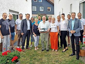 Bernd Steger engagiert sich seit Jahrzehnten ehrenamtlich. Zu seinem 75. Geburtstag konnte der gesellige Küpser viele Hände schütteln. Das Foto zeigt den Jubilar im Kreise von Familie und einen kleinen Teil der Gratulantenschar.