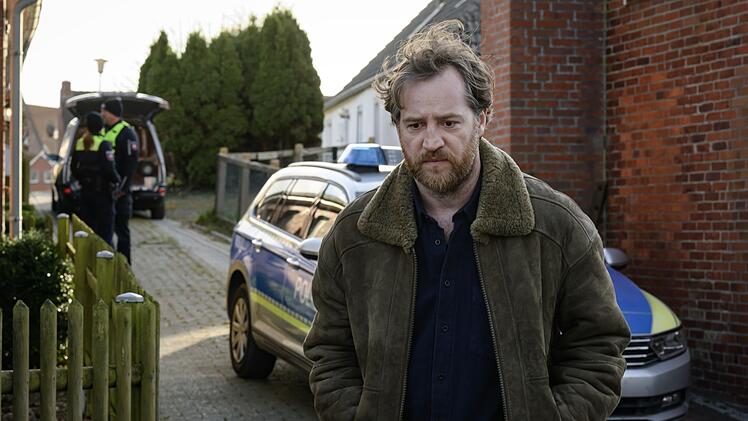 Als die ostfriesische Polizei &uuml;berpr&uuml;ft, ob auch wirklich alle Touristen die &ouml;rtlichen Ferienwohnungen verlassen haben, sto&szlig;en sie auf die Leiche des Lehrers Heiko Jansen. Hauptkommissar Frank Weller (Tom Radisch) und seine Kollegen &uuml;bernehmen die Ermittlungen.