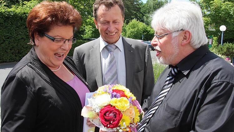 Bürgermeister Wolfgang Back sagte es mit Blumen. In der Mitte Geschäftsführer Harald Barlage.
