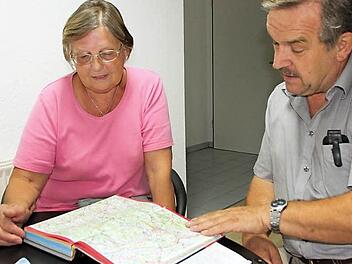 Arnold und Monika Nöth vor ihrem Straßenatlas, der bei der Reichenbach-Suche seit mehr als zwei Jahrzehnten gute Dienste tut.Foto: Heike Beudert