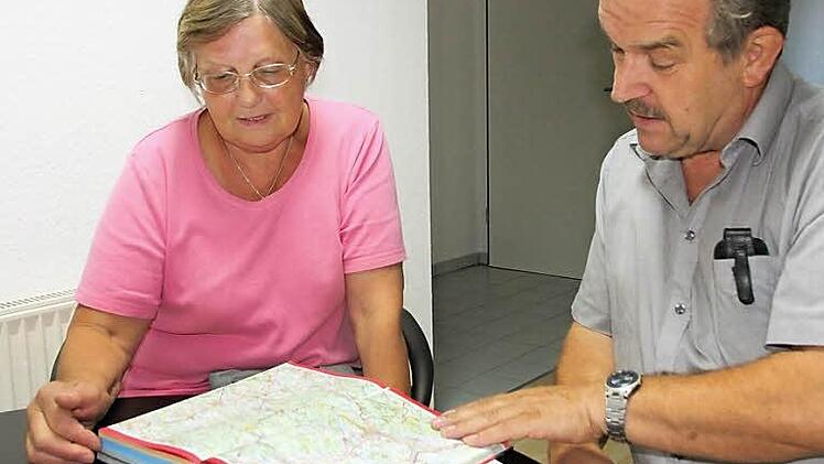 Arnold und Monika Nöth vor ihrem Straßenatlas, der bei der Reichenbach-Suche seit mehr als zwei Jahrzehnten gute Dienste tut.Foto: Heike Beudert