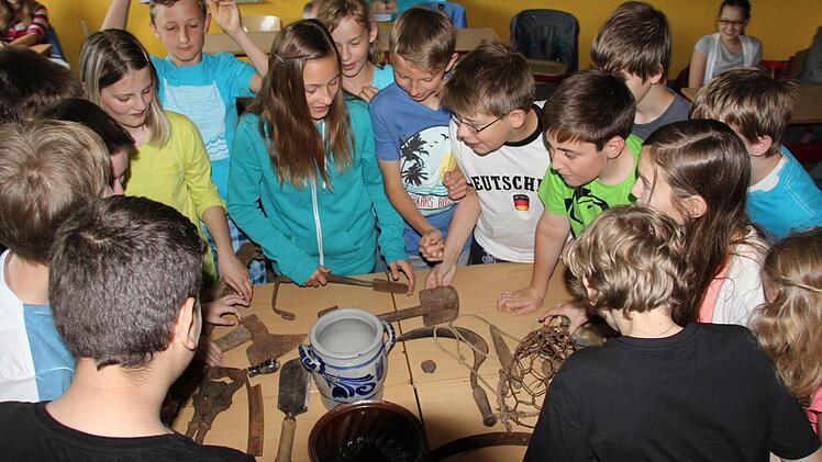 Neugierig stürzte sich die ganz Klasse über die Exponate, die es zu erraten galt. Foto: Ralf Kestel
