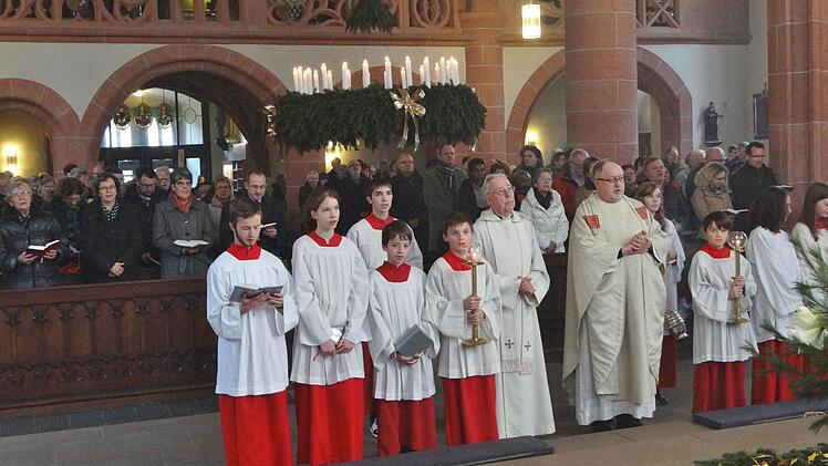 Ein grenzenloses Weihnachtsfest: In der Stadtpfarrkirche St. Laurentius feierten nicht nur die Katholiken, sondern auch der anglikanische Reverend Alan Stockbridge (Mitte rechts) und Flüchtlinge aus Äthiopien. Foto: Johanna Eckert