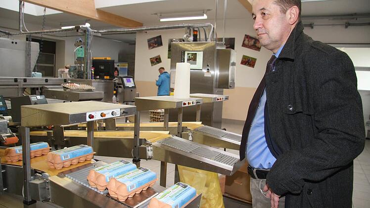 Bürgermeister Bernd Steinhäuser ist beeindruckt über die immense Investition, die der Kasendorfer Unternehmer getätigt hat: Die Eiersortiermaschine hat 350.000 Euro gekostet. Foto: Sonja Adam