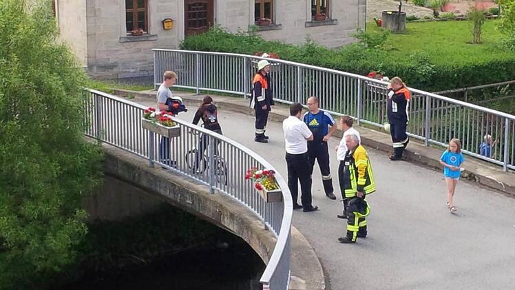 Anwohner beobachteten den Feuerwehreinsatz.  Foto: Facebookseite "Dörfles im Frankenwald"