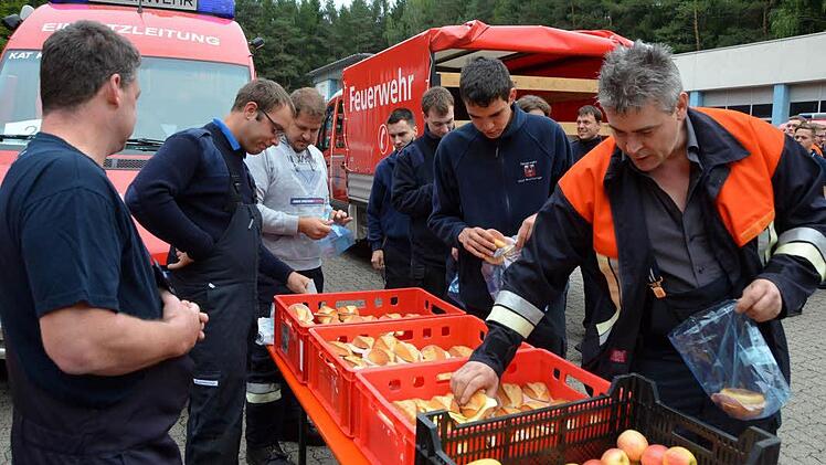Die Feuerwehrleute versorgen sich im Einsatz selbst. Foto: Peter Rauch