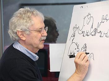 Auch mithilfe des Zeichenstifts wollte Paul Maar in Forchheim die Kinder für die Literatur gewinnen.  Fotos: Michael Memmel