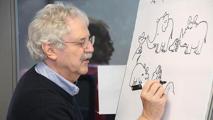 Auch mithilfe des Zeichenstifts wollte Paul Maar in Forchheim die Kinder für die Literatur gewinnen.  Fotos: Michael Memmel