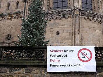 Ein Banner am Domplatz weist auf das Böller- und Raketenstartverbot hin.  Foto: Stadt Bamberg