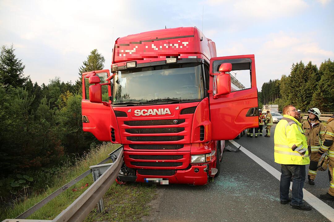 Unfall auf A9: Helfer retten bewusstlosen Lkw-Fahrer