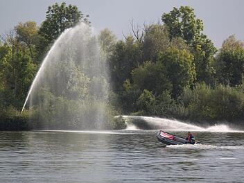 Hohe Kosten entstanden der Gemeinde Ebensfeld in den vergangenen Jahren, weil Feuerwehr und THW das Wasser des Badesees mittels Pumpen und Schlauchleitungen mit Sauerstoff anreichern mussten, um das Veralgen zu verhindern.Archivfoto: Matthias Einwag