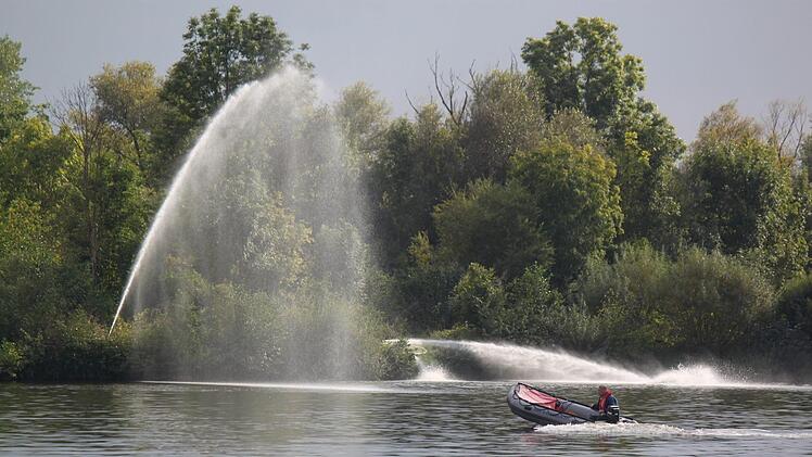 Hohe Kosten entstanden der Gemeinde Ebensfeld in den vergangenen Jahren, weil Feuerwehr und THW das Wasser des Badesees mittels Pumpen und Schlauchleitungen mit Sauerstoff anreichern mussten, um das Veralgen zu verhindern.Archivfoto: Matthias Einwag
