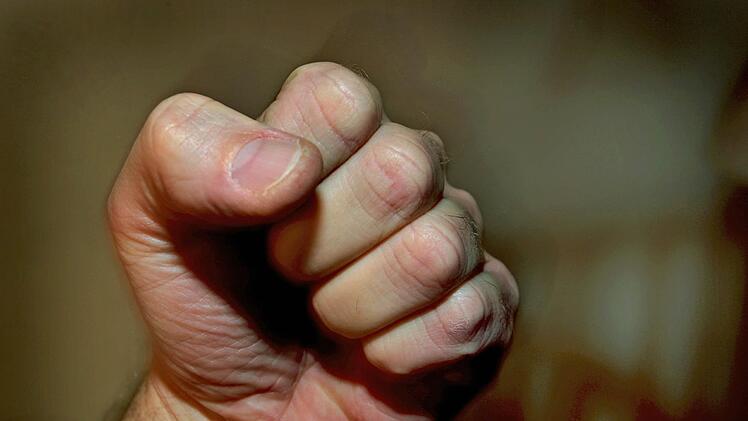 Der 73-jährige Mann musste aufgrund der Platzwunde, die er durch den Schlag erhielt, ins Krankenhaus. Dort wurde er ambulant behandelt. Symbolbild: Karl-Josef Hildenbrand/dpa