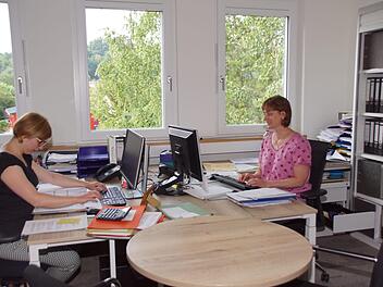 Stefanie Adam (links) und Heike Pfrang sind die Verwaltungsleiterinnen in Rauhenebrach. Sie freuen sich über ihr neues, helles Büro. Ob die Fenster Vorhänge bekommen, darüber denken sie noch nach.Sabine Weinbeer