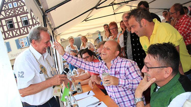 Die Kandidaten für den Titel des Bierkönigs beim VerkostenMatthias Einwag