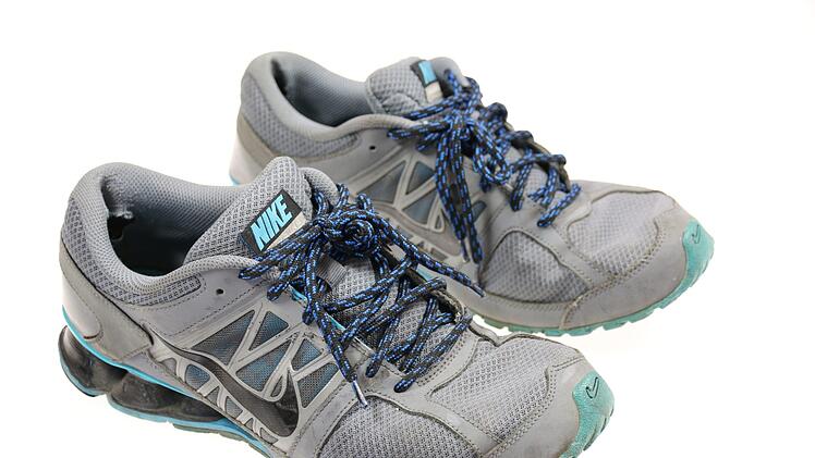 Mit diesen grauen Nike-Sportschuhen war der Mann bekleidet. Foto: Polizei Bamberg-Stadt