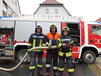 Der  1. Kommandant der Freiwilligen Feuerwehr Euerdorf heißt Andreas Büttner (von links). Er bildete mit dem  stellvertretenden Kommandanten Klaus Kaufmann und der stellvertretenden Kommandantin Laura Ferdin eine Dreierspitze.Doris Bauer