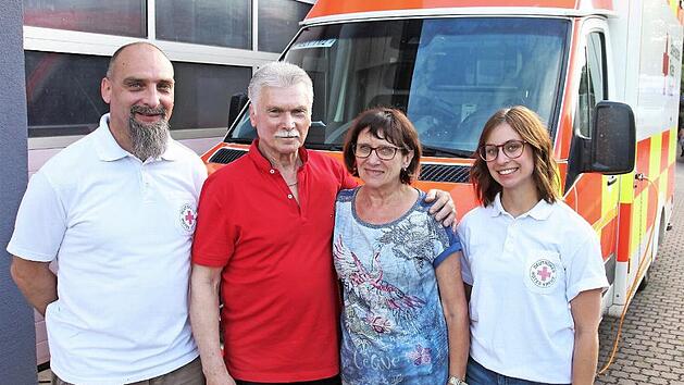Die Notfallsanit&auml;ter J&uuml;rgen B&auml;uerlein (links) und Jule Zehner (rechts) mit Dieter Hanke und seiner Lebensgef&auml;hrtin Sigrid P&ouml;lzl Foto: BRK