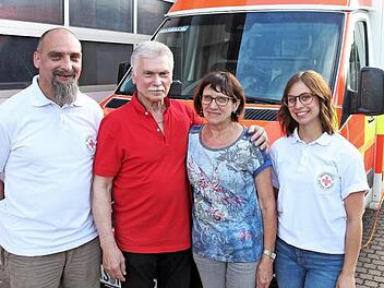 Die Notfallsanitäter Jürgen Bäuerlein (links) und Jule Zehner (rechts) mit Dieter Hanke und seiner Lebensgefährtin Sigrid Pölzl Foto: BRK